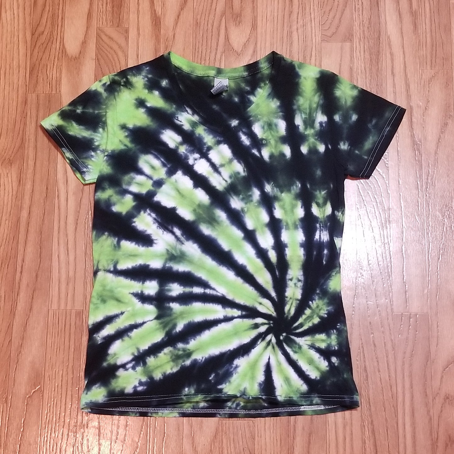 Handmade Tie Dye Green & Black Offset Spiral Ladies Short Sleeve V-Neck T-Shirt Size Medium M